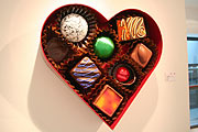 "Sweetheart Sampler", 2007, mixed media, 58x61x13 cm (Foto: Martin Schmitz)